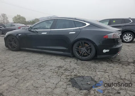 2013 Tesla Model S z USA, uszkodzony, nr VIN 5YJSA1DN1DFP07973